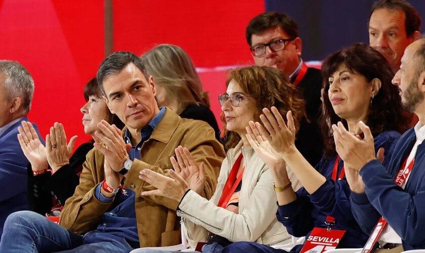 Crece la guerra en el feminismo por el giro LGBTI del PSOE: Sánchez se aleja de la ONU y fuerza una fractura con Sumar por tratar a las trans como "estorbo"