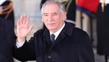 DIRECT. Nouveau gouvernement : face au silence de Bayrou sur leurs requêtes, des élus PS brandissent le risque de censure