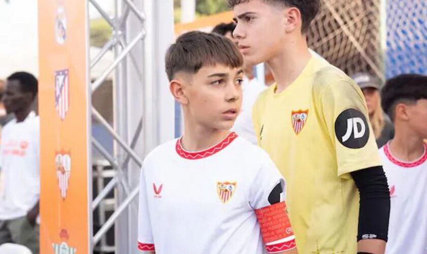 Daniel Begines, el infantil palaciego del Sevilla cuyo ídolo es su vecino Jesús Navas