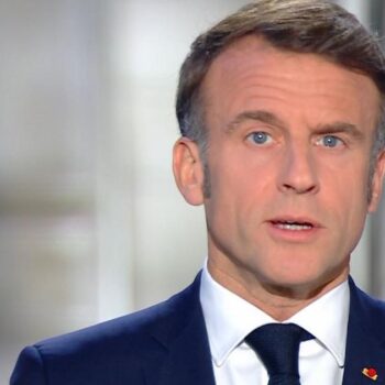 Dans ses vœux aux Français, Emmanuel Macron admet les ratés de la dissolution et ouvre la voie à des référendums en 2025