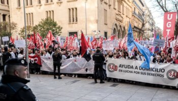 Decenas de trabajadoras de ayuda a domicilio de Madrid piden mejoras salariales: «Cobran 1.080 euros brutos al mes»