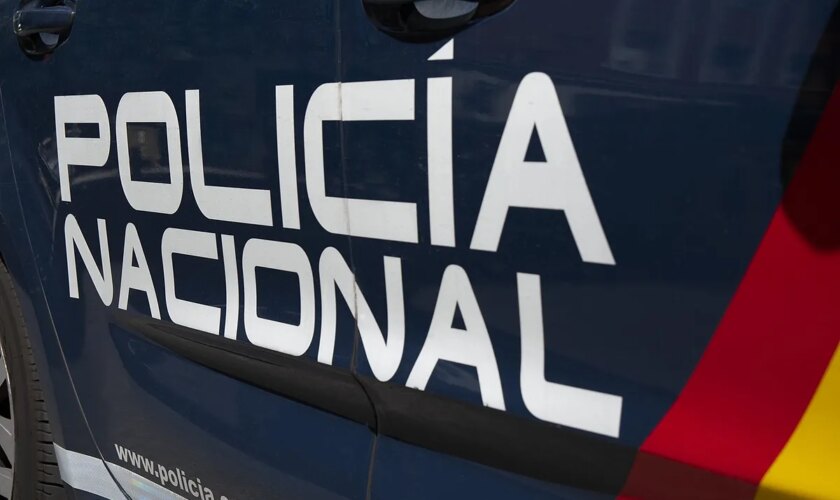 Detenida una mujer de 26 años por extorsionar a más de 300 hombres tras seducirlos en redes con una imagen creada con IA