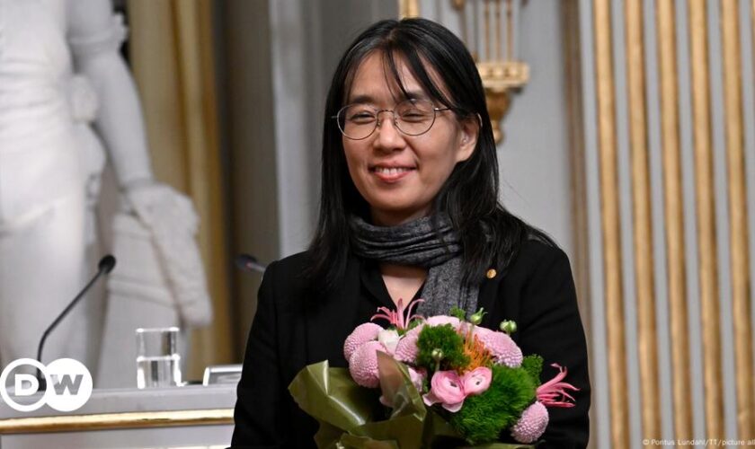 Die Südkoreanerin Han Kang nimmt den Literaturnobelpreis entgegen