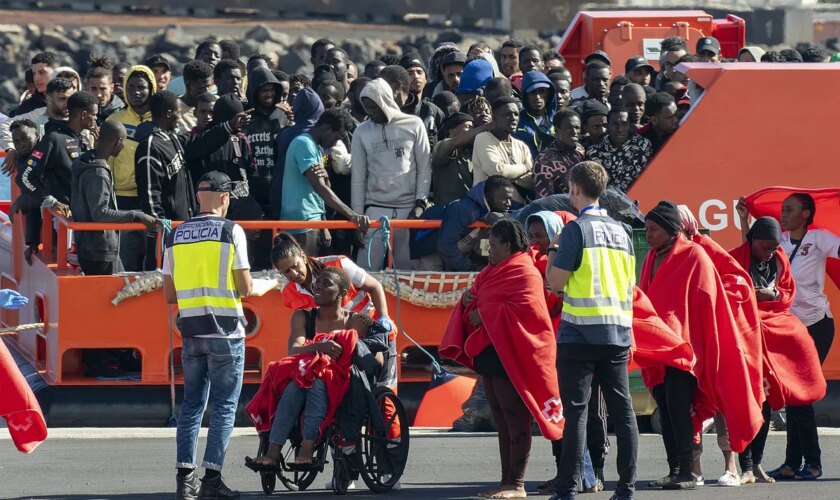 Dos nuevos cayucos con 117 inmigrantes llegan a El Hierro y una patera con 39 ocupantes desembarca en Gran Canaria