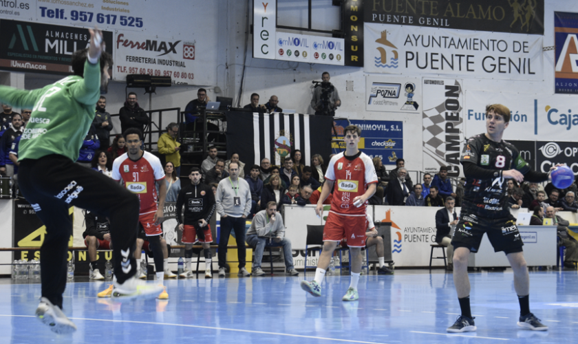 El Ángel Ximénez Puente Genil logra su cuarta victoria consecutiva en casa ante Bada Huesca (27-21)