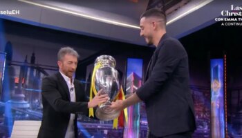 'El Hormiguero' vive un momento de tensión por un incidente durante la visita de Joselu: «¡Se va a quemar!»