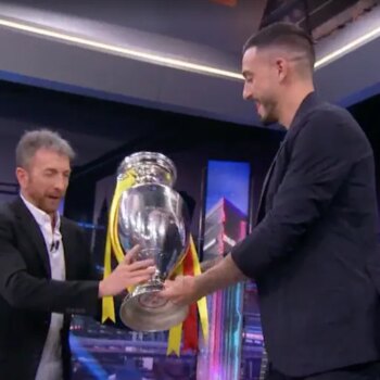 'El Hormiguero' vive un momento de tensión por un incidente durante la visita de Joselu: «¡Se va a quemar!»