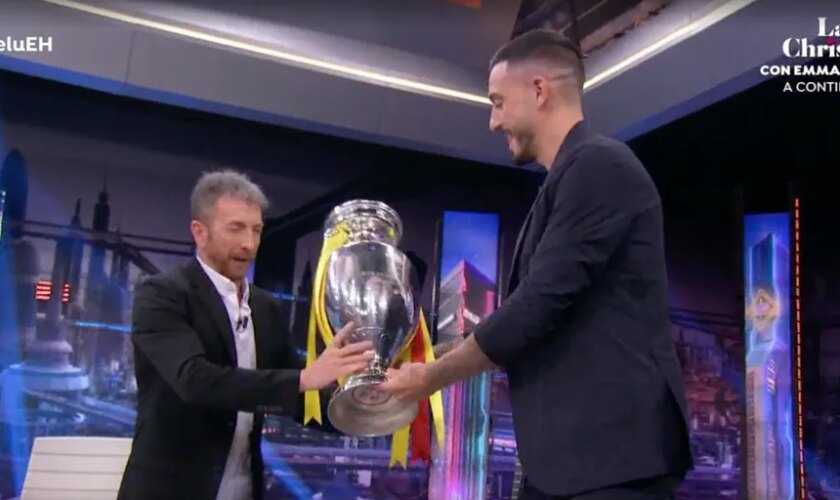 'El Hormiguero' vive un momento de tensión por un incidente durante la visita de Joselu: «¡Se va a quemar!»