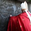 El Papa Francisco abre la Puerta Santa en una cárcel de Roma para inaugurar el Jubileo