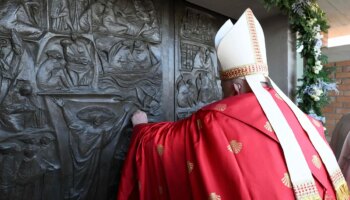 El Papa Francisco abre la Puerta Santa en una cárcel de Roma para inaugurar el Jubileo