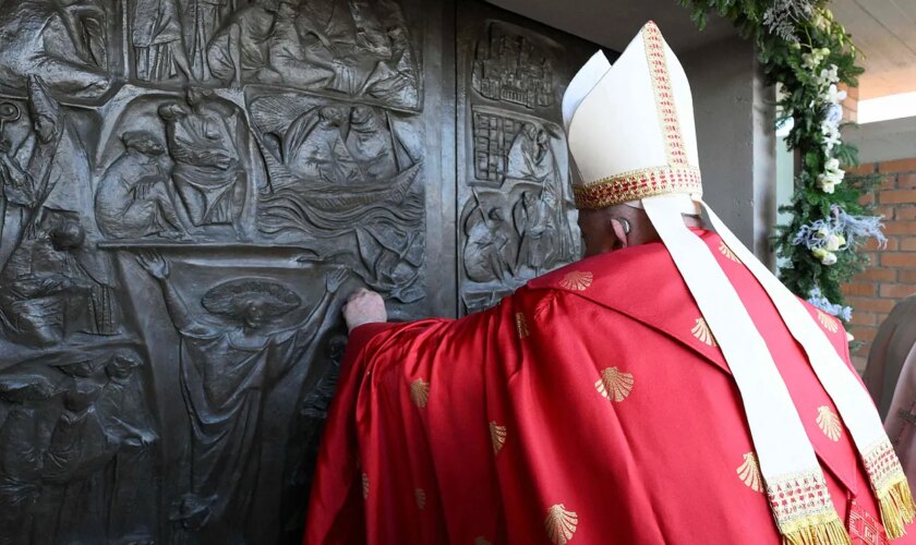 El Papa Francisco abre la Puerta Santa en una cárcel de Roma para inaugurar el Jubileo