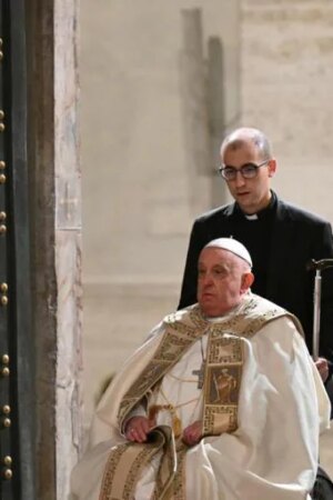 El Papa, en la inauguración del Jubileo: «La esperanza es incompatible con alzar la voz contra el mal»