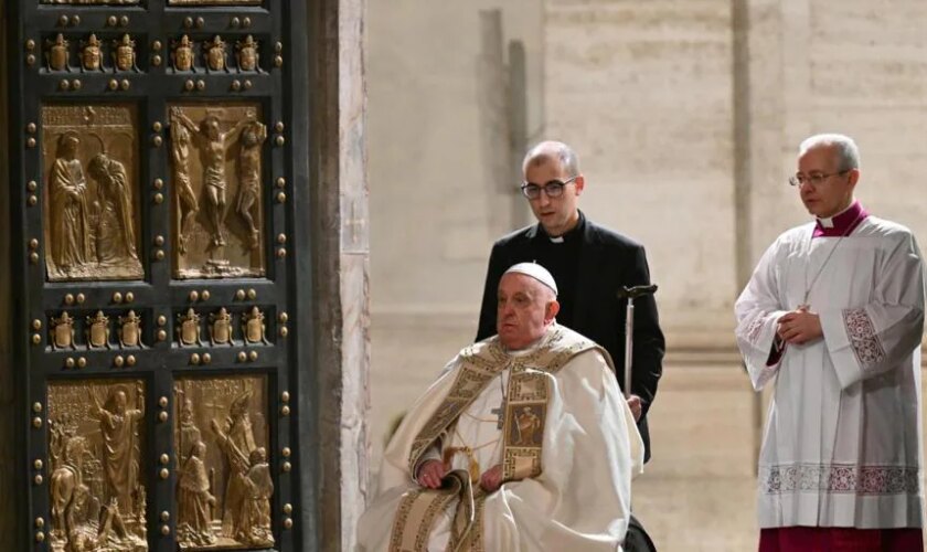 El Papa, en la inauguración del Jubileo: «La esperanza es incompatible con alzar la voz contra el mal»