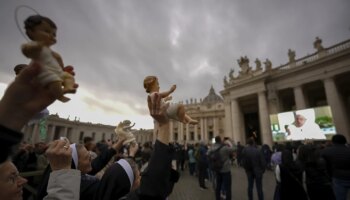 El Papa no se asomará este domingo a la ventana del Palacio Apostólico para rezar el Ángelus al estar "muy resfriado"