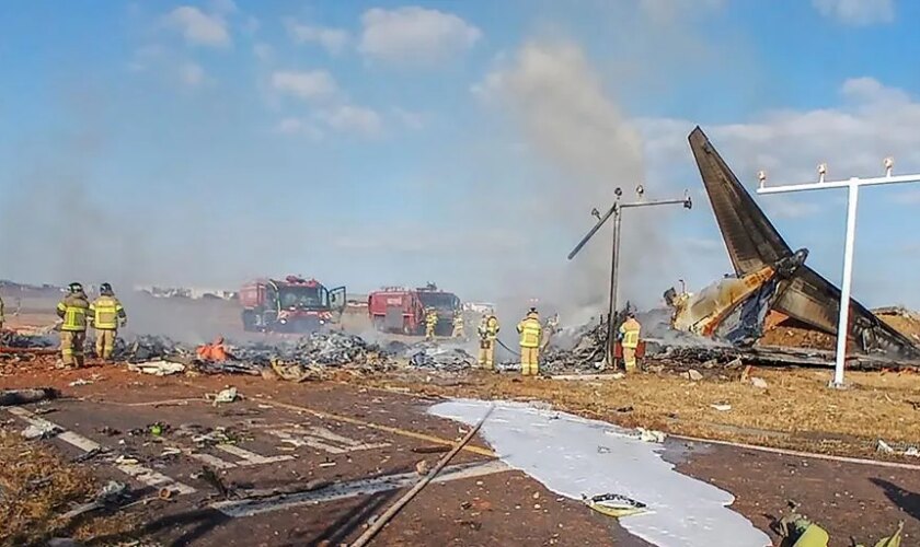 El avión desliza por la pista y choca contra una valla, provocando una violenta explosión