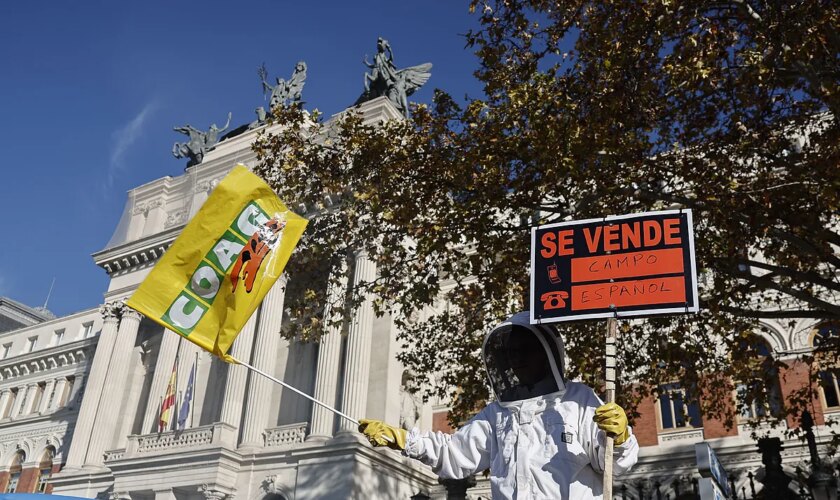 El campo estalla en las calles de Madrid contra el acuerdo con Mercosur: "Es una traición, el modelo que tenemos en España desaparecerá"