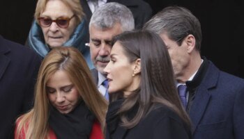 El curioso caso del mechón rizado de la Reina Letizia, ¿truco secreto de peluquería o mensaje oculto?