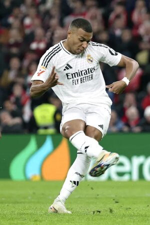 El miedo de Mbappé en los 11 metros marca otra derrota del Madrid