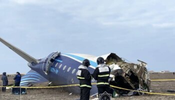 El presidente de Azerbaiyán acusa a Moscú de intentar ocultar las causas del accidente de avión en Kazajistán y exige una disculpa pública