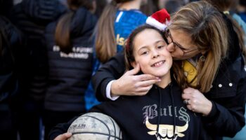 El triple de Duna, la niña que repartió 3.360.000 euros en su club de baloncesto: "Siempre ha sido muy especial y ahora es la estrella del barrio"