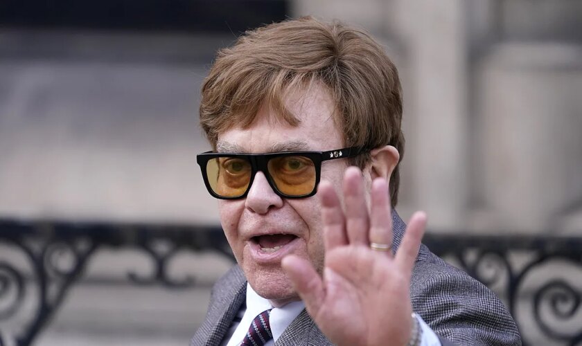 Elton John asegura que ha perdido la vista casi por completo: "Me resulta difícil ver un musical, pero me encanta oírlo"