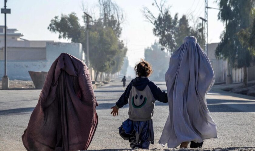 En Afghanistan, l’obstruction des fenêtres donnant sur des pièces utilisées par les femmes imposée par le gouvernement