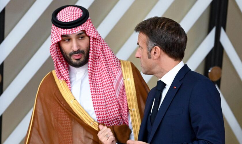 En Arabie saoudite, Emmanuel Macron face à la nouvelle géopolitique de Mohammed Ben Salman