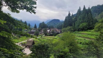 Entre rivières anisées et toits de chaume : un Japon d’estampes sur le chemin de Yamanaka