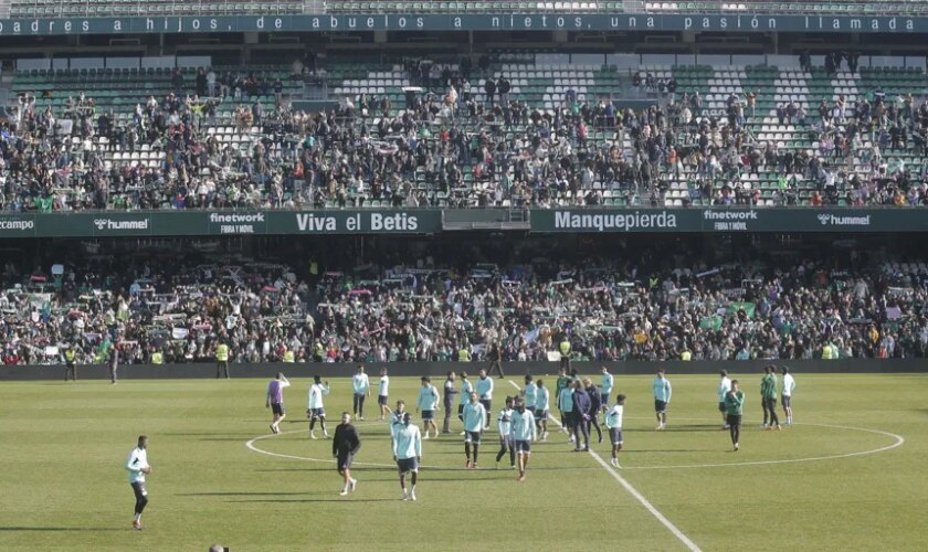 Entrenamiento a puerta abierta en el Villamarín el 2 de enero