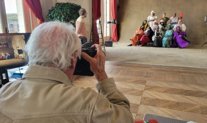 « Envoyez-moi de l’amour » : les habitants de Corbeil-Essonnes posent pour Yann Arthus-Bertrand