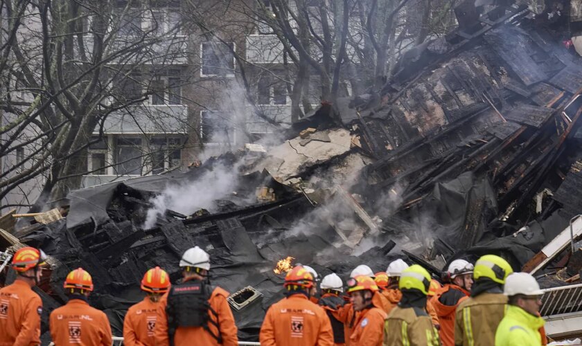 Equipos de rescate trabajan tras la explosión de un edificio de apartamentos en La Haya, que deja al menos cuatro heridos