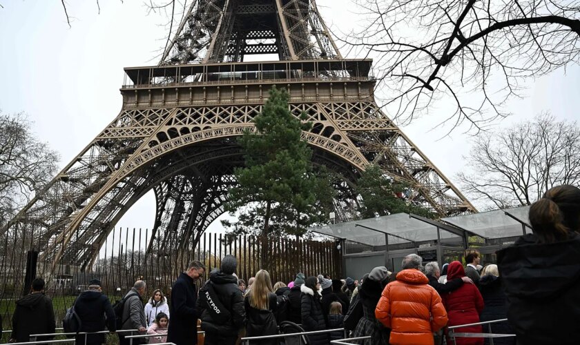 Evacuada temporalmente la torre Eiffel por un cortocircuito en los ascensores