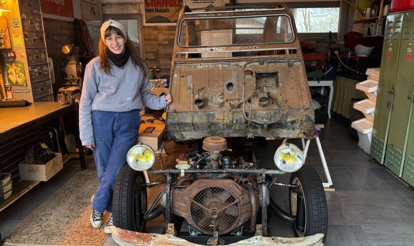 Fan de 2 CV, la youtubeuse de 25 ans Maeva cartonne avec ses vidéos de réparation du célèbre modèle Citroën