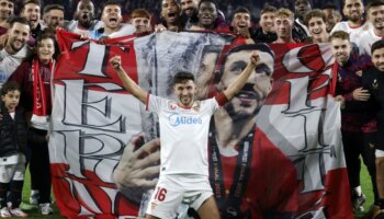 Fiesta final para la mayor leyenda sevillista tras la victoria: vuelta de honor, manteo y lluvia de cariño para Jesús Navas