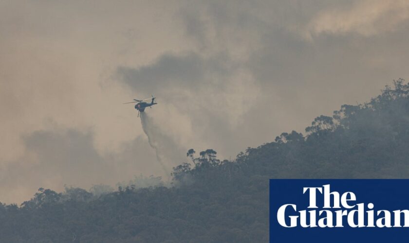 Firefighters still wary of Grampians outbreak after fire destroys at least three homes