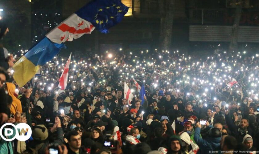 Georgia: Clashes outside parliament on third protest night