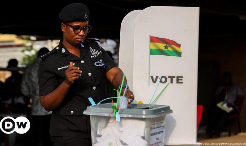 Ghana votes amid hopes of economic revival