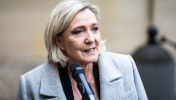 Guillaume Tabard : «Pourquoi Marine Le Pen mise sur un départ de Macron plus que sur une censure de Bayrou ?»