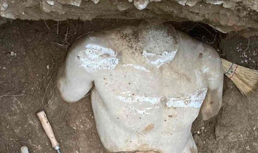 Hallado un torso del dios Hermes cerca de la Acrópolis