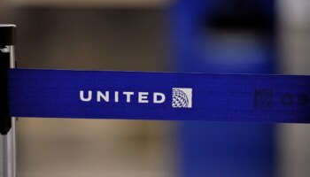 Hallan un cadáver atrapado en la llanta de un avión de United Airlines que aterrizó en Hawái