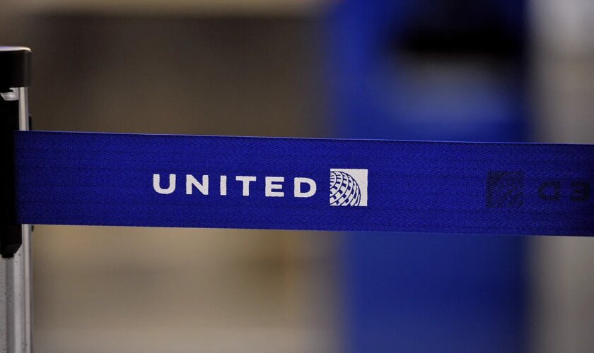 Hallan un cadáver atrapado en la llanta de un avión de United Airlines que aterrizó en Hawái