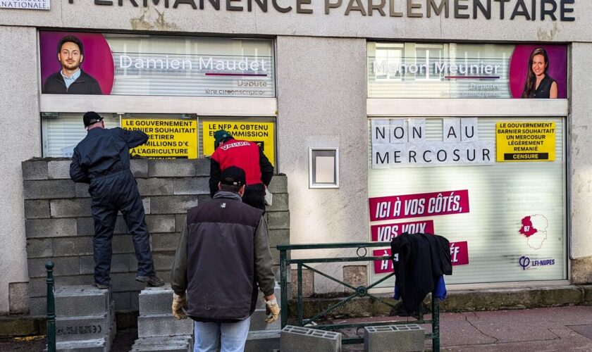 Hollande, Batho… Des agriculteurs murent des permanences de députés ayant voté la motion de censure