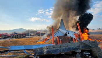 Horror-Bruchlandung – Flugzeug mit 181 Passagieren geht in Feuerball auf