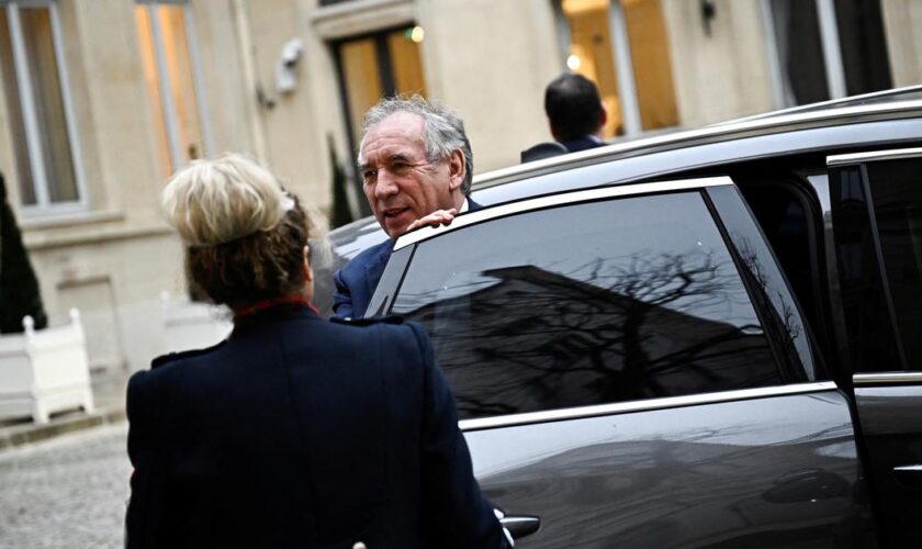 « Il faut bien que quelqu’un s’y colle » : à Matignon, les débuts contrariés de François Bayrou