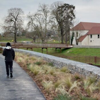 « Ils ont mis du vert, pas du béton » : à Évry-Courcouronnes, une 2 x 2 voies a été transformée en parc urbain