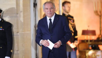 « Ils sont complètement fous à l’Élysée, ça va péter » : l’incroyable matinée où Bayrou a fait plier Macron