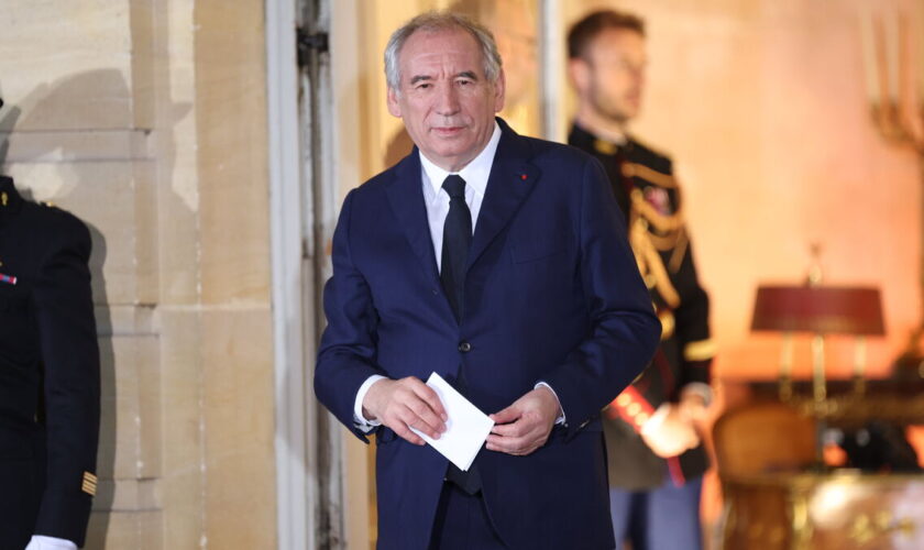 « Ils sont complètement fous à l’Élysée, ça va péter » : l’incroyable matinée où Bayrou a fait plier Macron