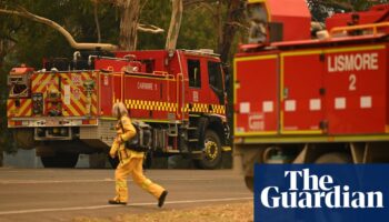 Immediate fire threat moves to NSW as Victoria continues to battle Grampians blaze