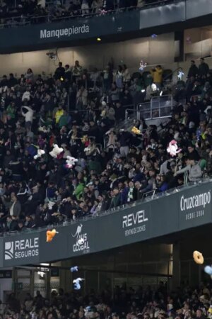 Impresionante lluvia de peluches en el descanso del Betis - Rayo