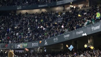 Impresionante lluvia de peluches en el descanso del Betis - Rayo